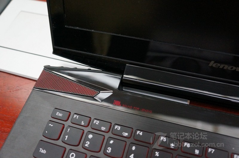 联想Y50合上盖子后一边缝隙很大,这正常吗?是